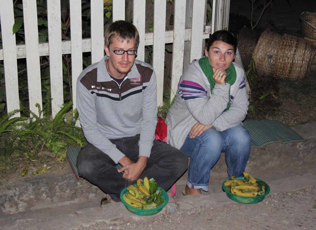 Laos-Luang-prabang-tourists-giving-alms