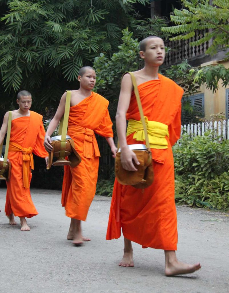 Laos-Luang-prabang-monks-alms-procession