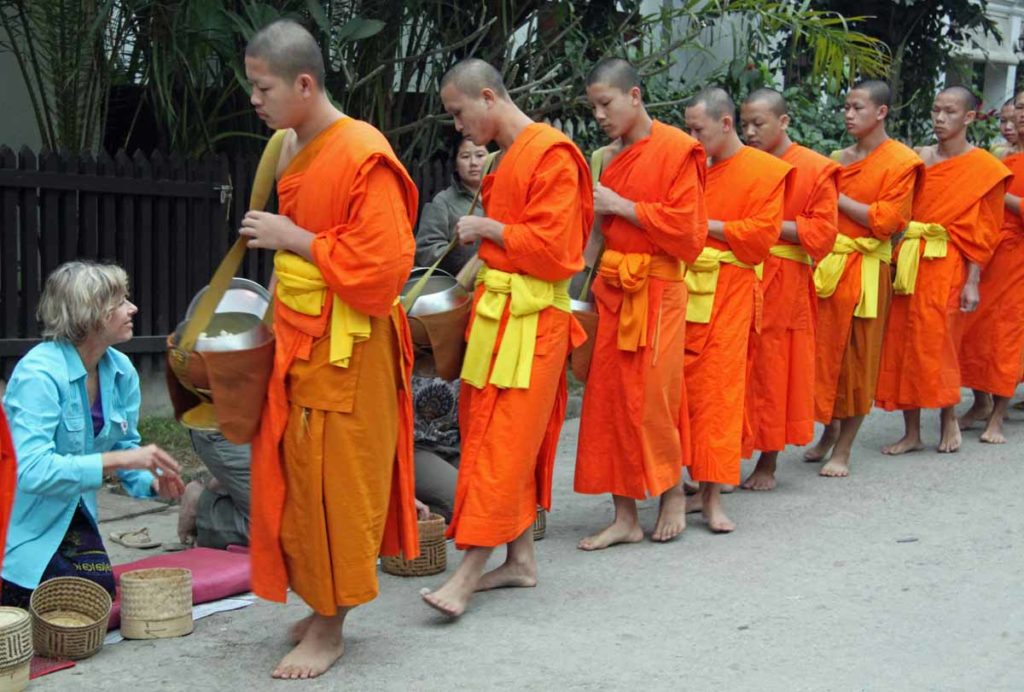 Laos-Luang-prabang-monks-alms-procession