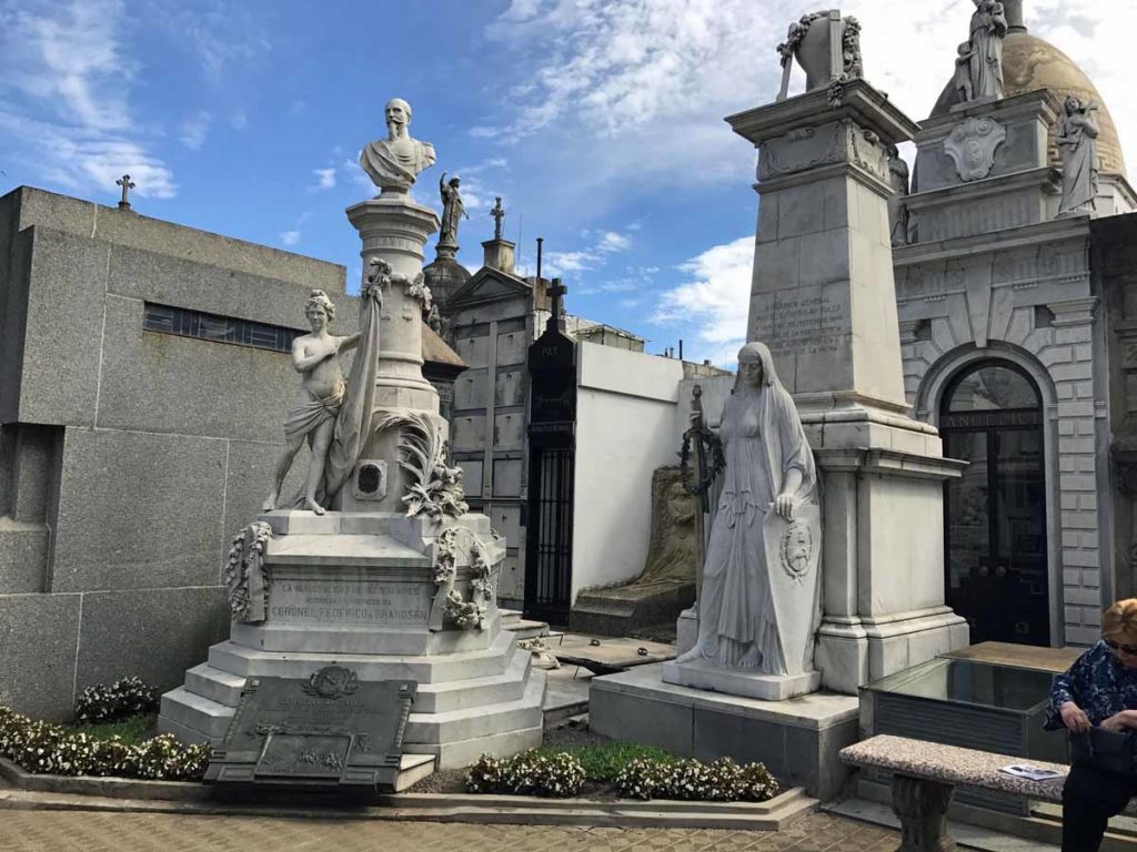 buenos-aires-argentina-recoleta-cemetery-statues