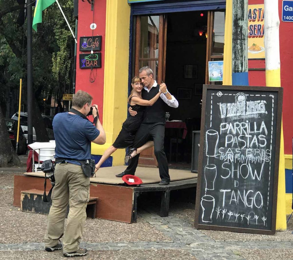 buenos-aires-la-boca-el-caminito-tango-dancers