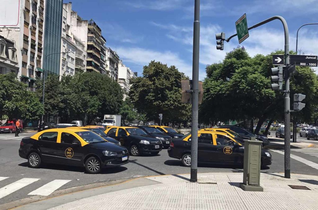 buenos-aires-ave-9-de-julio-taxis