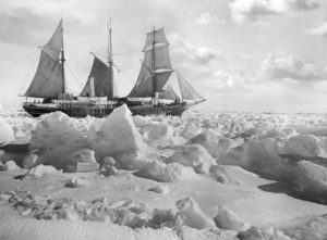 photo-endurance-ship-trapped-in-ice