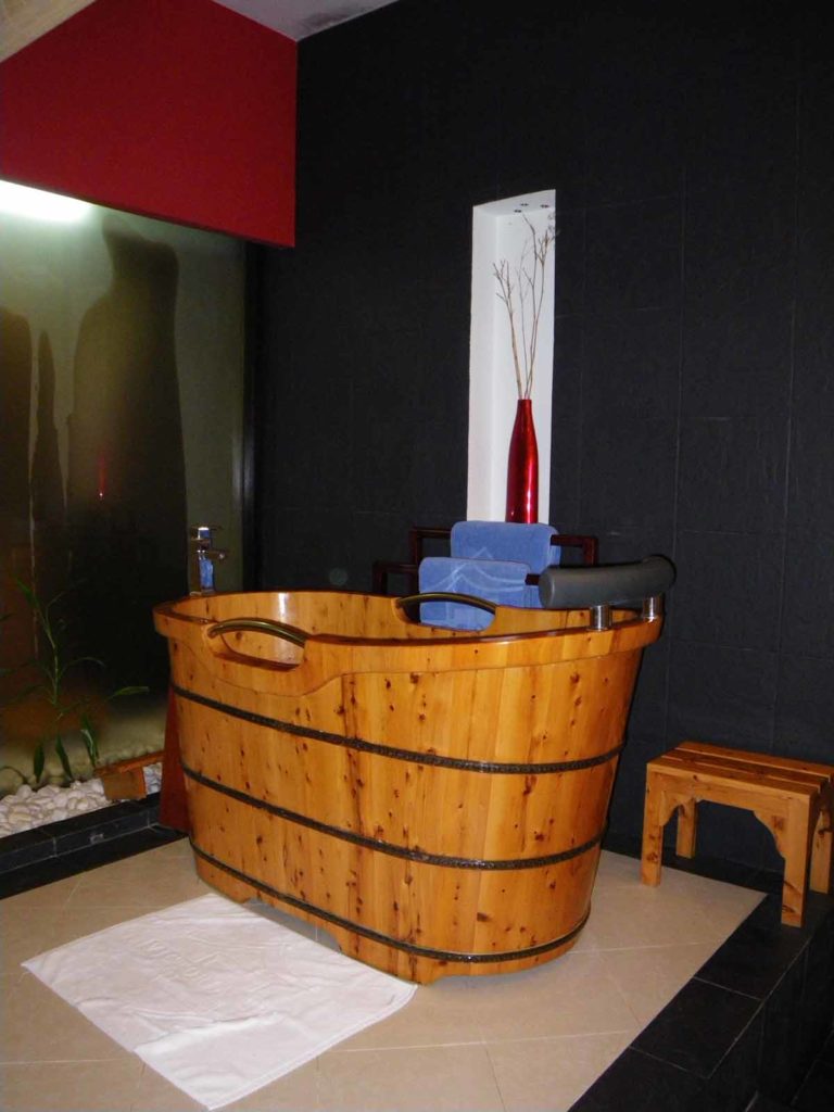 vietnam-victoria-sapa-resort-spa-wooden-bathtub