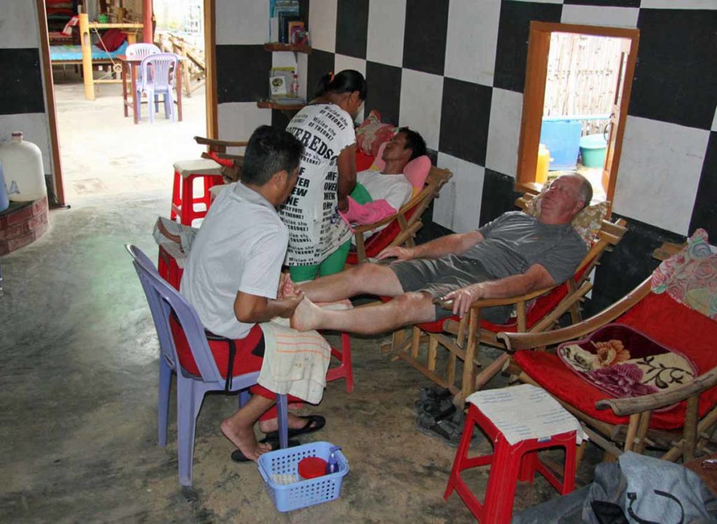 myanmar-Nyaungshwe-foot-massage