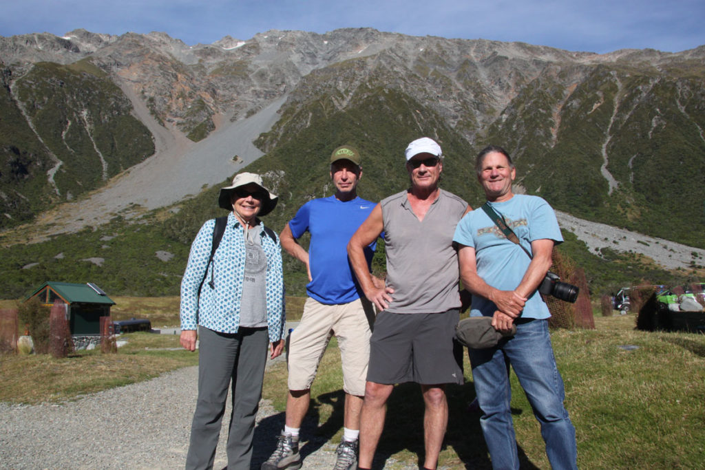 mt.cook-sealy-tarns-hikers