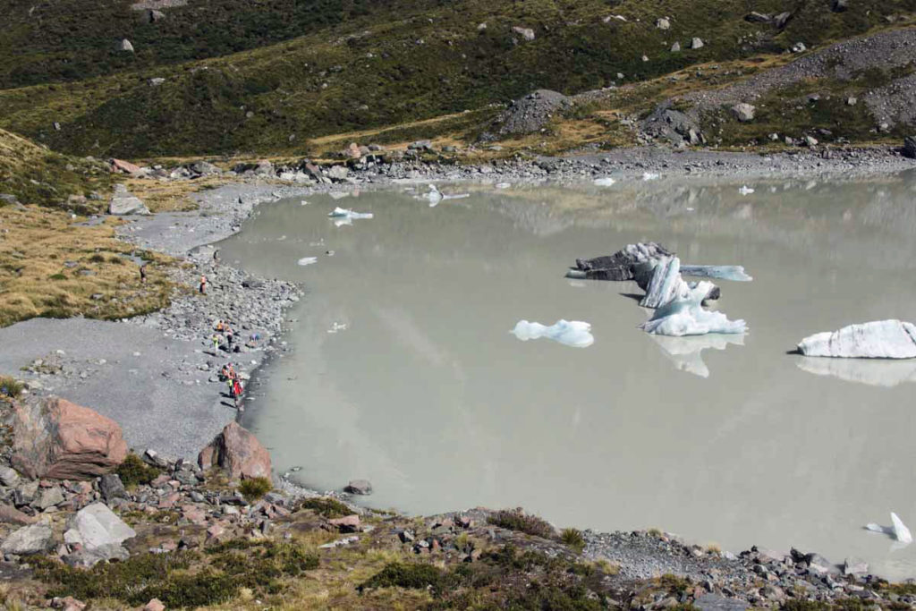 hooker-lake-beach-icebergs