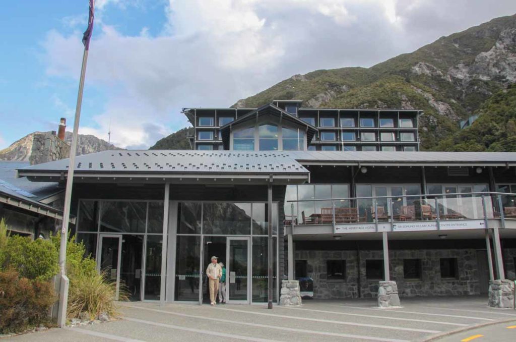 new-zealand-mt-cook-hermitage-hotel-entrance