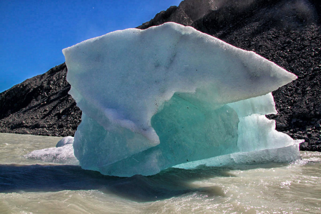 mt-cook-glacier-explorers-cruise-iceberg