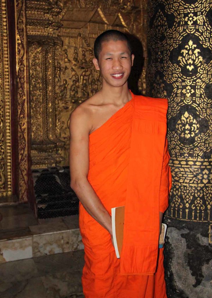 Laos-Luang-prabang-friendly-monk