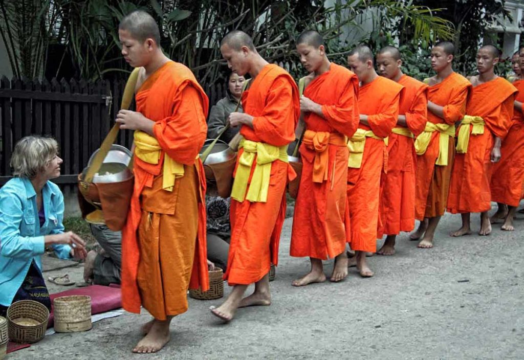 Laos-Luang-prabang-monks-alms-procession