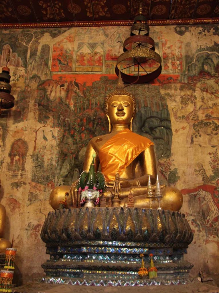 Laos-Luang-Prabang-buddha-inside-temple