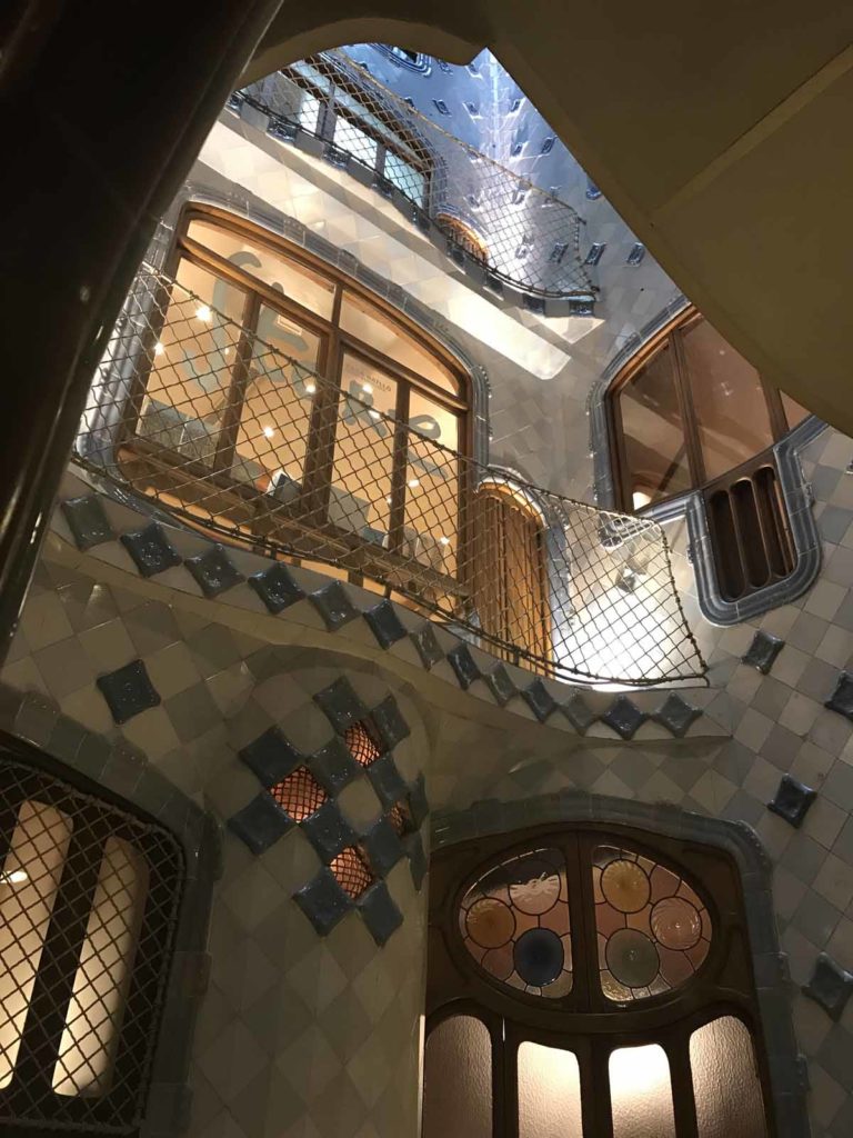 barcelona-casa-battlo-colorful-tiled-atrium