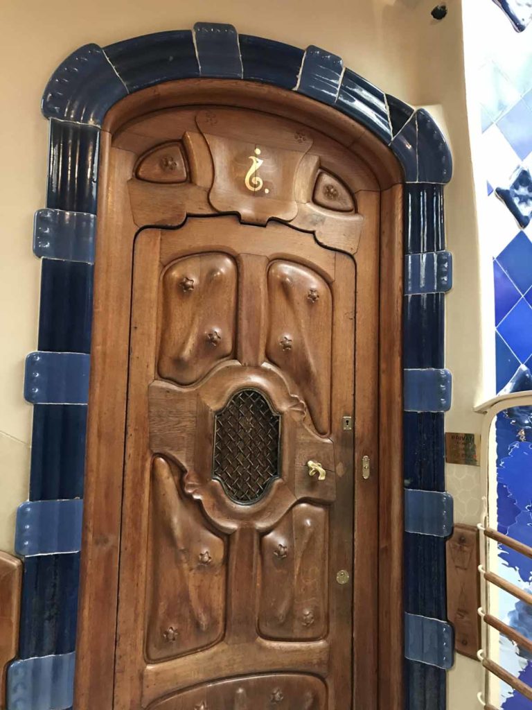 barcelona-casa-battlo-wooden-door