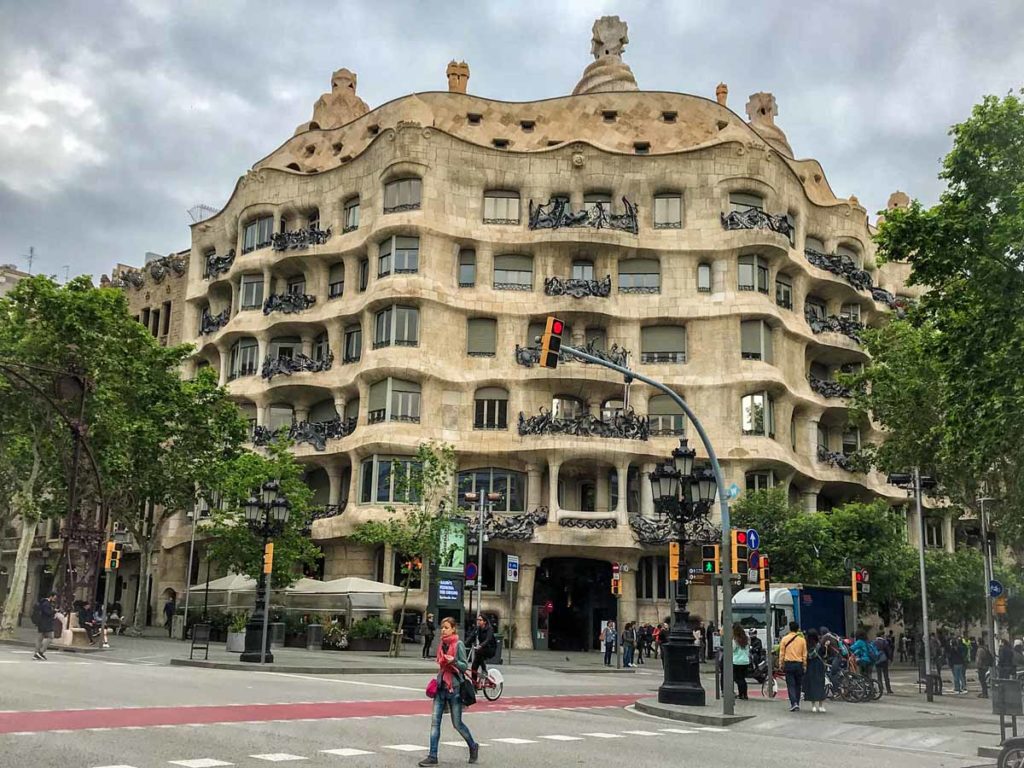 barcelona-la-pedrera-facade