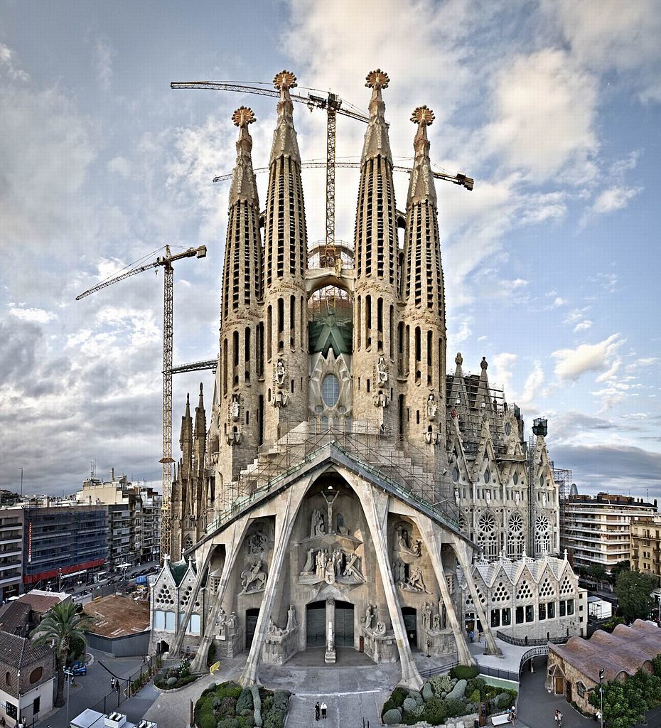 barcelona-sagrada-familia-full-view-of-facade