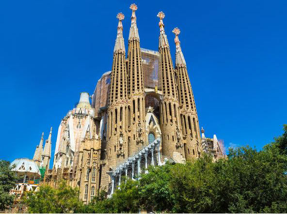 barcelona-sagrada-familia-view-of-facade