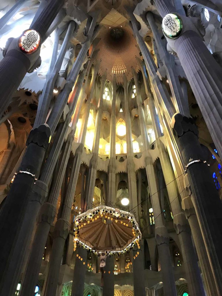 barcelona-sagrada-familia-interior-rainforest-pillars