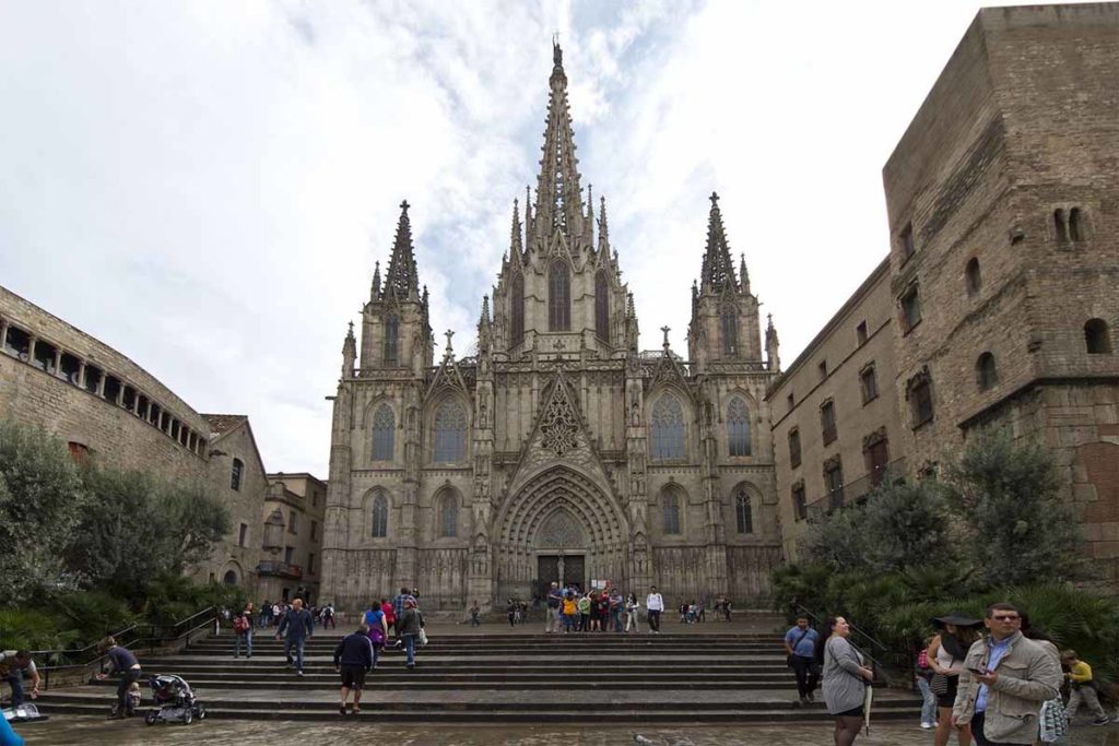 spain-barcelona-Catedral-facade