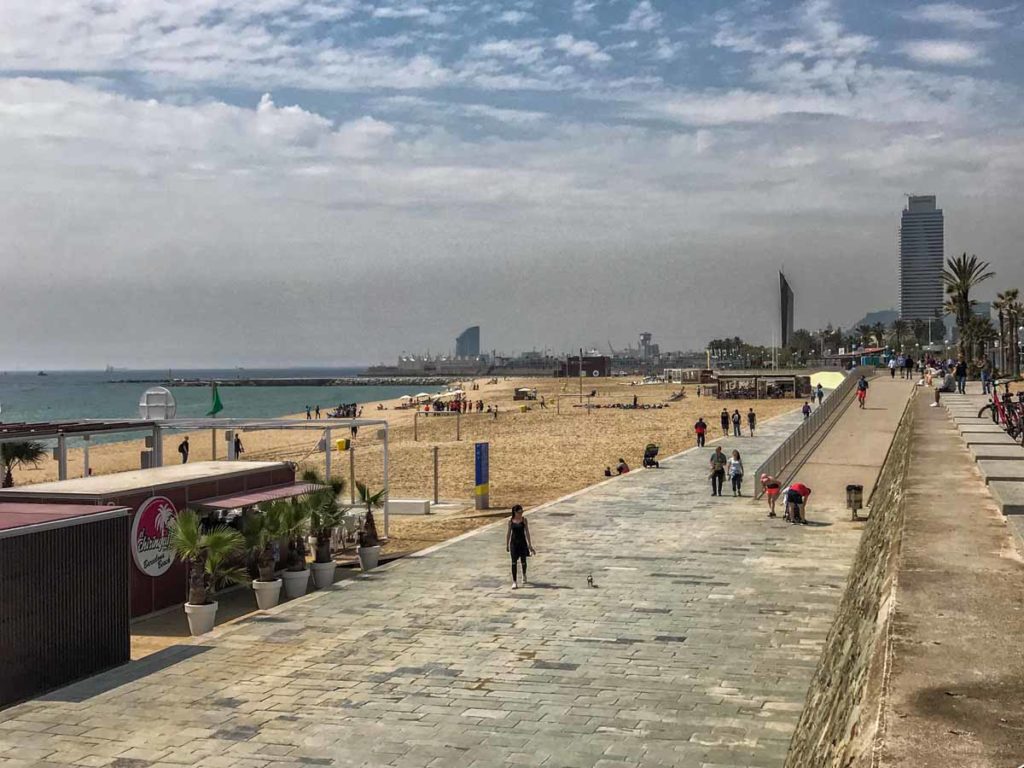 barcelona-beachside-promenade-beach-bar