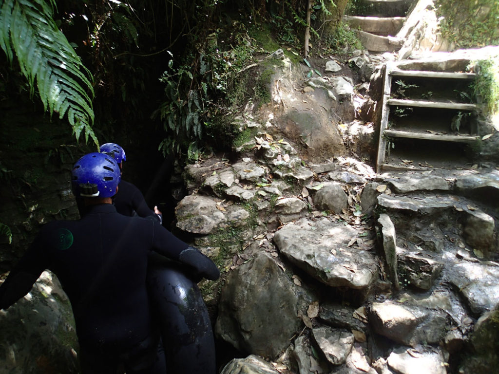 waitomo-caves-black-water-rafting-entering-cave