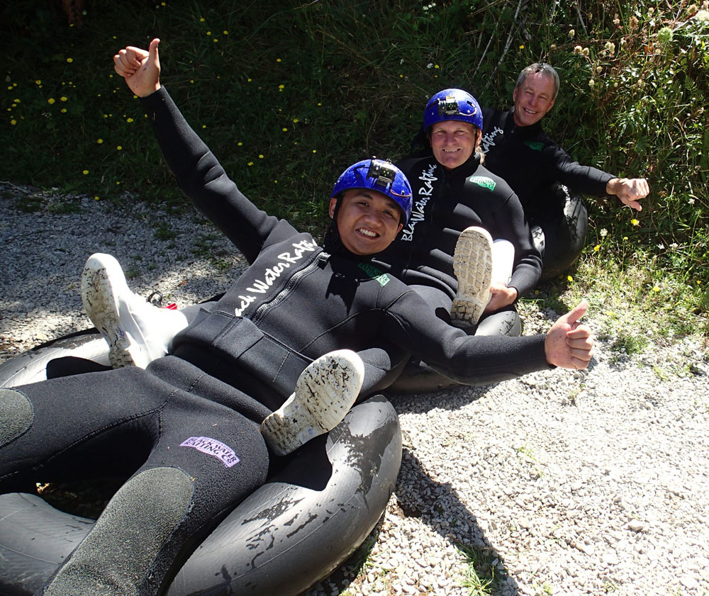 waitomo-caves-black-water-rafting-eel-practice