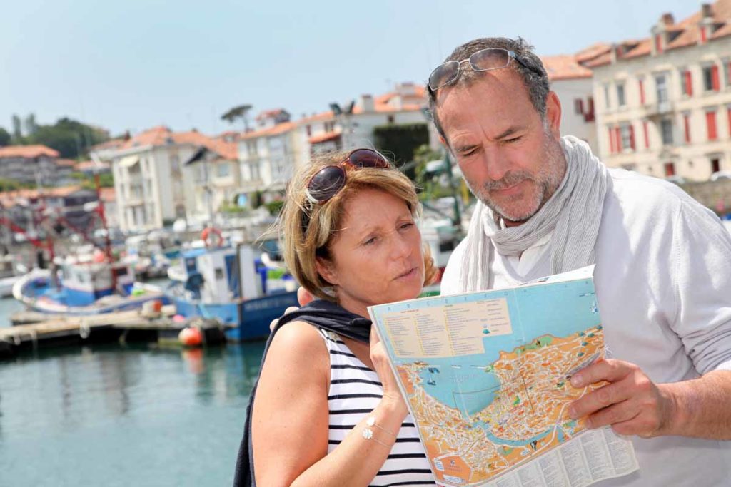 european-traveling-couple-with-map
