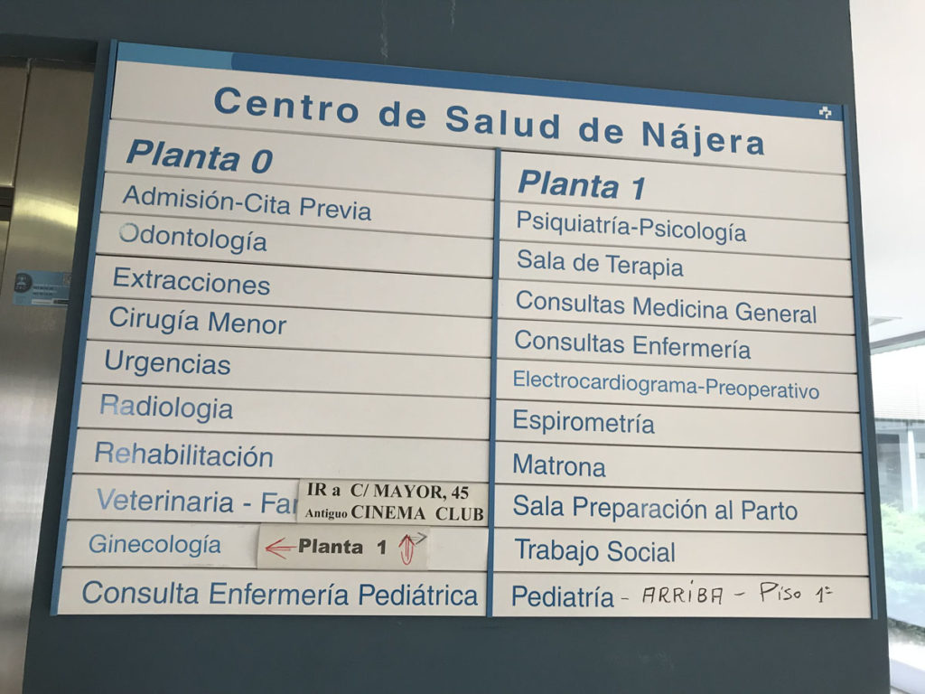 najera-centro-de-salud-interior-signage