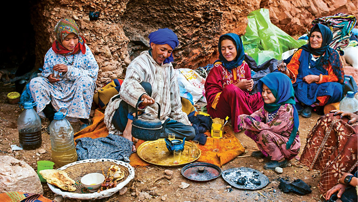 Rural-Moroccan-family-serving-tea