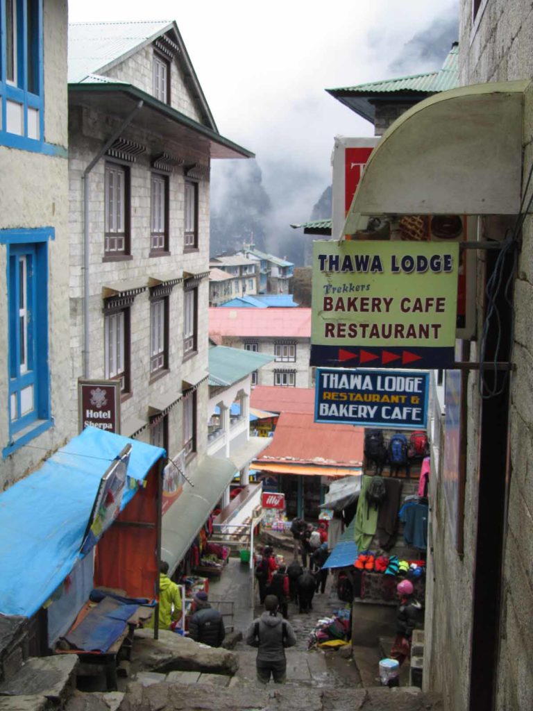 Nepal-trek-Namche-Bazaar-street-vie
