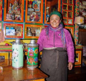 Nepal-trek-Khunde-nima-serve-tea-her-home