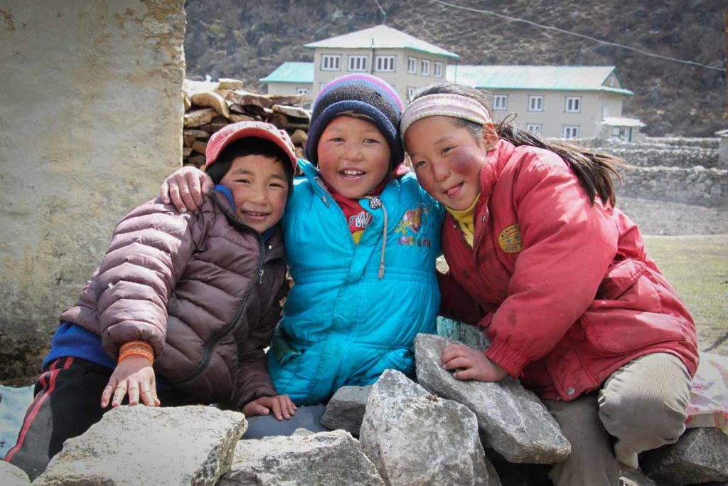Nepal-trek-Khumjung-local-kids