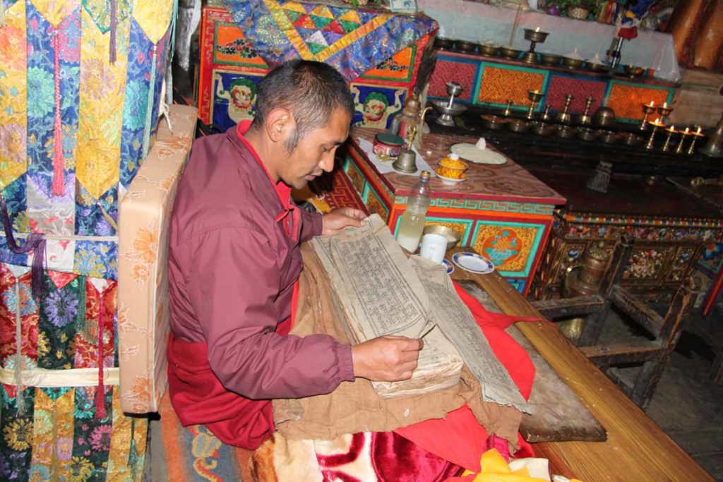 Nepal-trek-Khumjung-gompa-monk-chanting