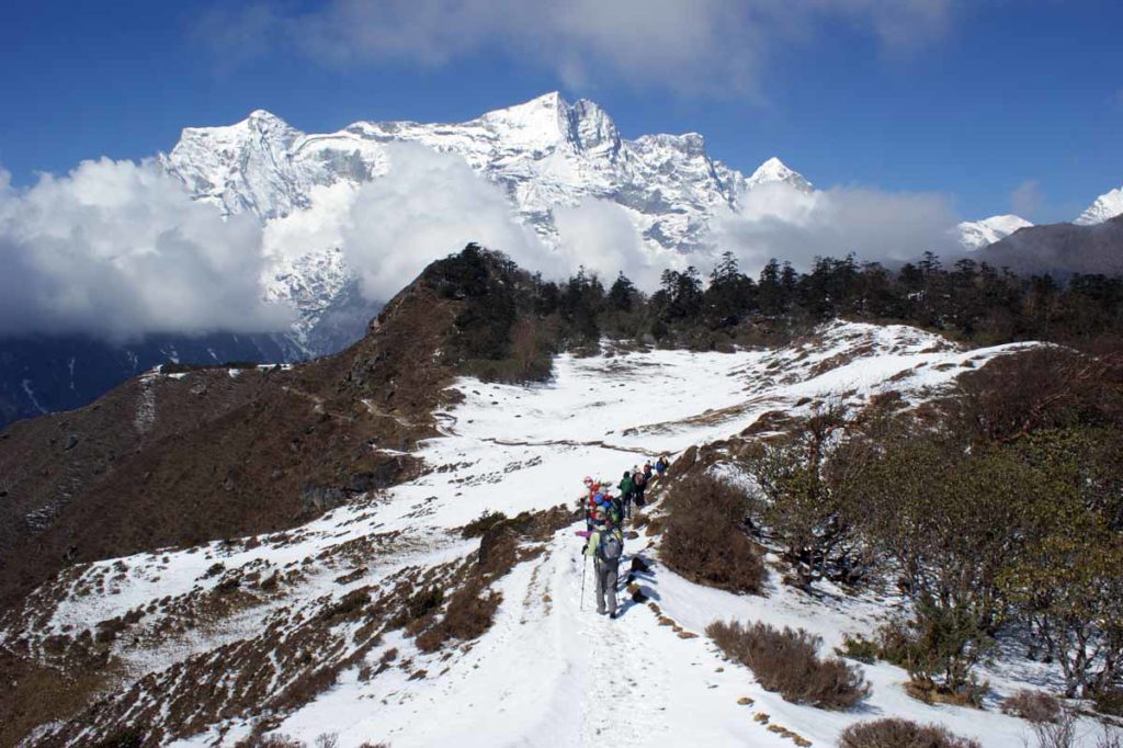 Nepal-trek-hike-from-everest-view-hotel-snow