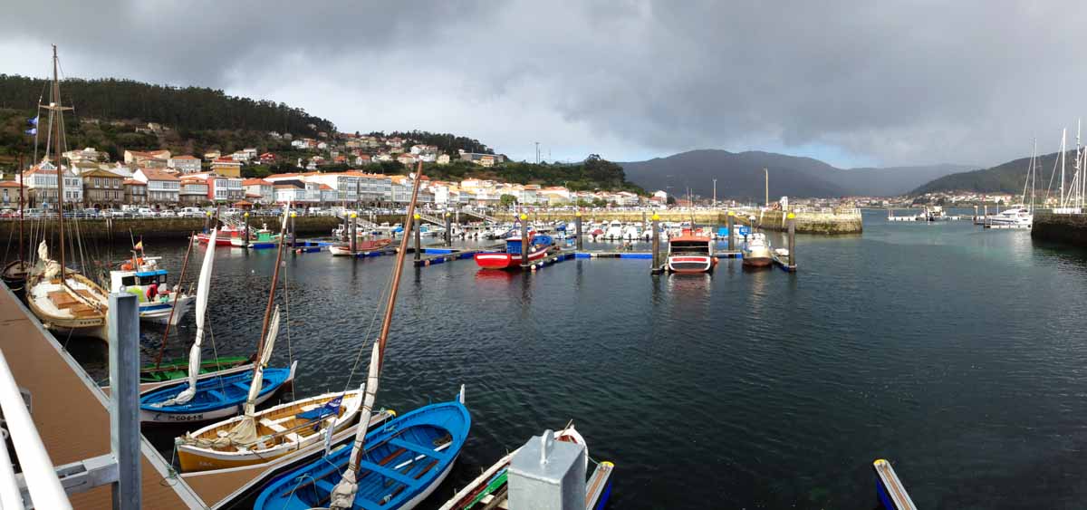Spain-Finisterre-view-of-harbor-fishing-boats