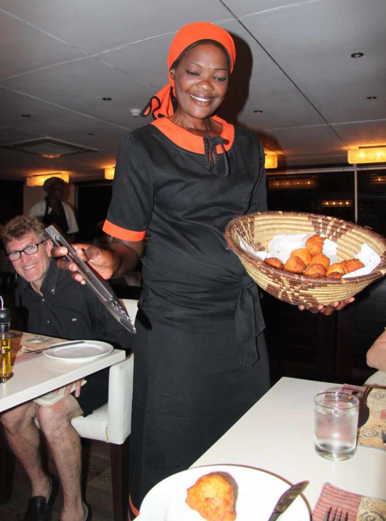 Zambezi-queen-dinner-service