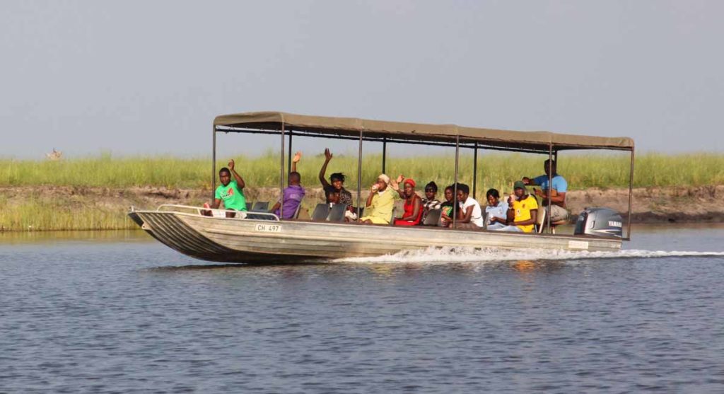 africa-chobe-river-local-transport-boat
