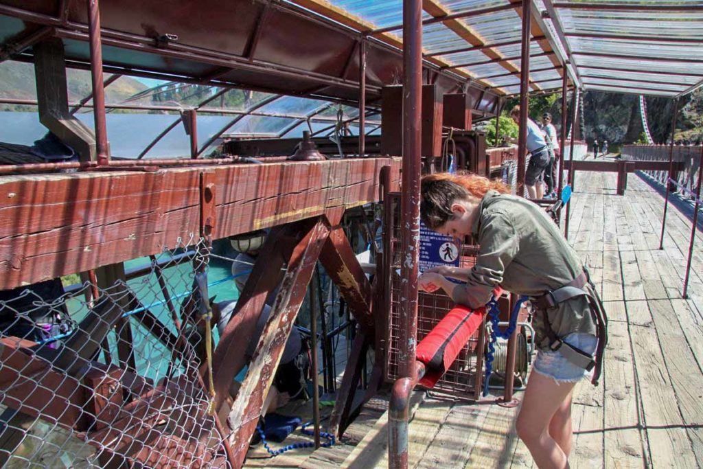 new-zealand-kawarau-bridge-bungy-waiting-jumper