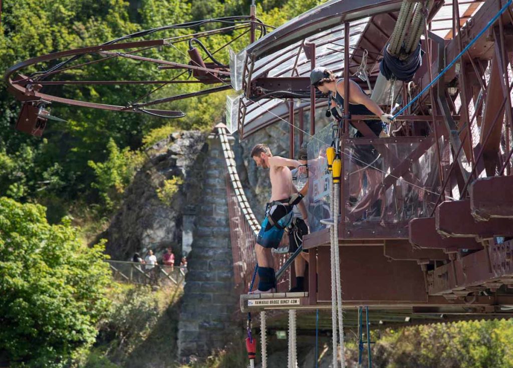 new-zealand-kawarau-bridge-bungy-al-on-platform