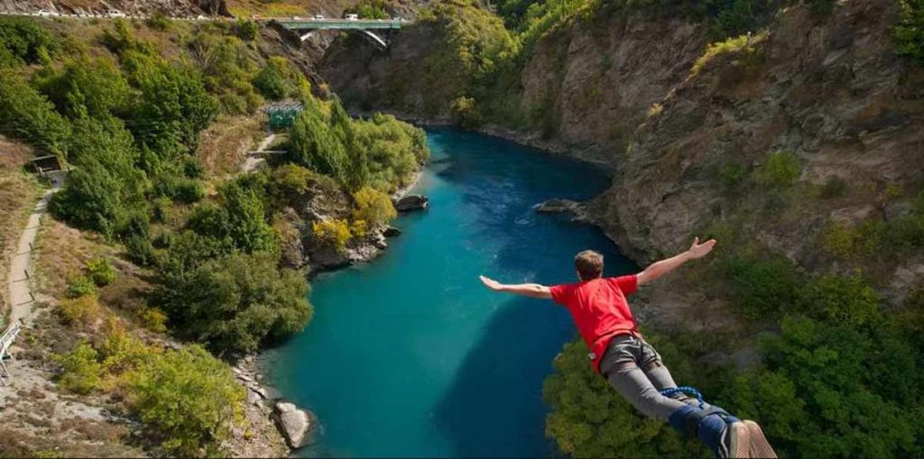 new-zealand-kawarau-bridge-bungy-jumper