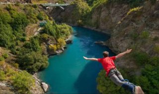 new-zealand-kawarau-bridge-bungy-jumper