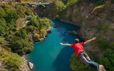 new-zealand-kawarau-bridge-bungy-jumper