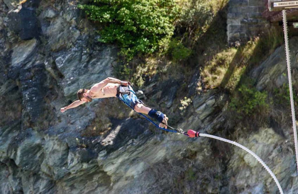 new-zealand-kawarau-bridge-bungy-al-jumping-superman-pose