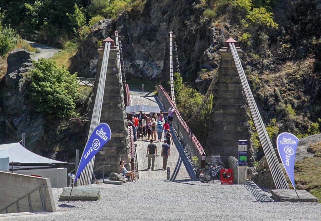 new-zealand-kawarau-bridge-view-from-side