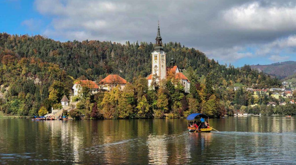 slovenia-lake-bled-island-pletna-boat