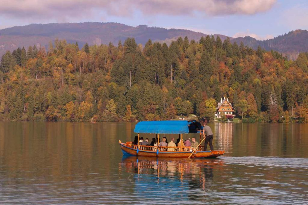 slovenia-lake-bled-pletna-enroute-to-island