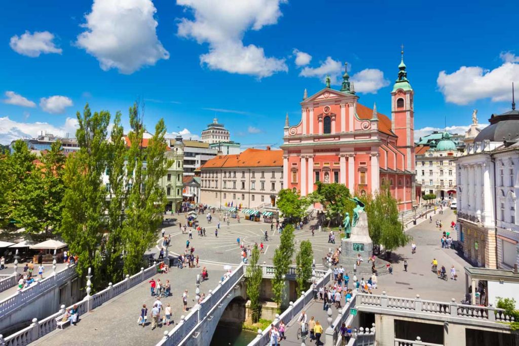 Slovenia-Ljubljana-plaza-with-bridges