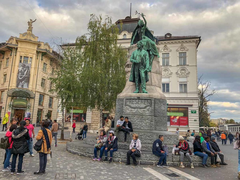 slovenia-ljubljana-preseren-square-statue