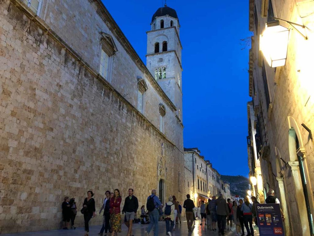 croatia-dubrovnik-stradun-at-night