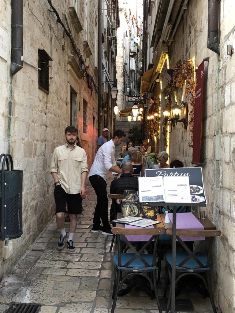 croatia-dubrovnik-outdoor-cafe-in-small-lane